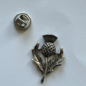 Insignia de peltre plateado con cardo escocés