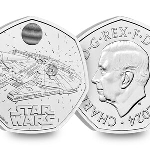 Könnte beinhalten: Eine silberfarbene, siebeneckige 50-Pence-Münze, die auf einer Seite das Raumschiff Millennium Falcon aus Star Wars und auf der anderen Seite ein Profilporträt von König Charles III mit dem Text CHARLES III D.G. REX F.D. 50 PENCE 2024 zeigt.