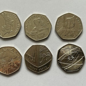 Peut inclure: Six pièces de monnaie britanniques de 50 pence en argent représentant divers personnages et motifs. Les pièces présentent des illustrations de Lapin de Pâques, M. Jeremy Fisher, Chaton Tom, Benjamin Bunny, un blason et Sir Isaac Newton.