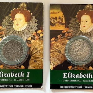 Tarjeta educativa con par de monedas de reproducción Tudor de seis peniques y un chelín de Isabel I, 1533-1603.