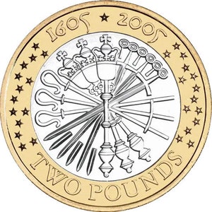 Op de afbeelding: Een gouden munt met een zilveren centrum met een ontwerp van een kroon en andere symbolen. De munt heeft de tekst "1603 2003" en "TWO POUNDS" rond de rand.