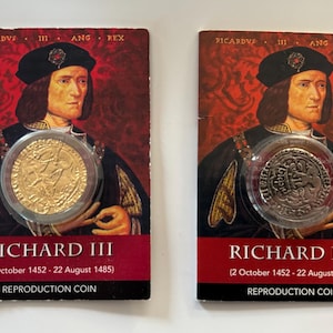 Richard III 1452-1485 Educatieve kaart van een paar reproductiemunten van engel en groat.