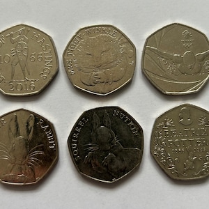 Puede incluir: Diez monedas británicas de 50 peniques de color plateado con diversas ilustraciones, que incluyen una ardilla, un conejo, un erizo, un nadador y un soldado. Las monedas están todas fechadas en 2016.