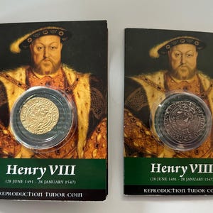 Tarjeta educativa: par de monedas de reproducción Tudor, medio ángel y groat, Enrique VIII, 1491-1547.