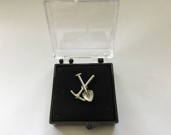 Pin de peltre plateado con pico y pala de mineros de la fiebre del oro en caja