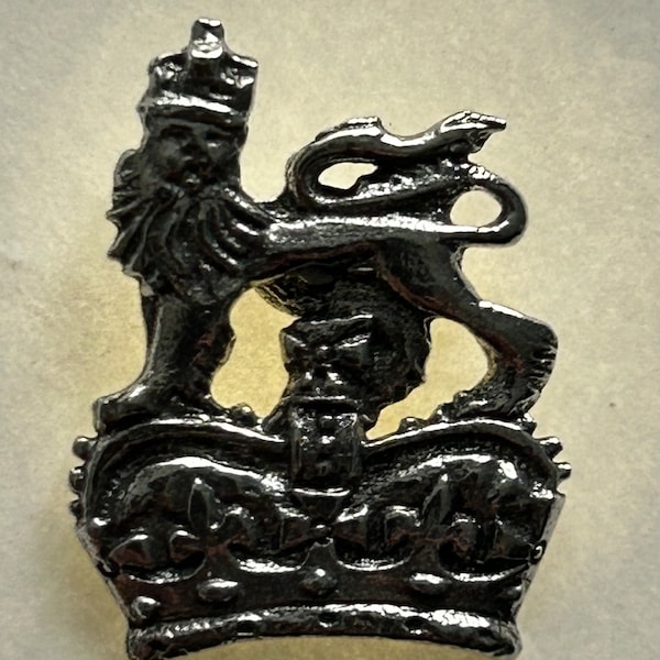 Royal Coat Of Arms Silver Pewter Pin Badge
