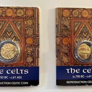 Par de monedas de reproducción celtas, c. 750 a. C. - c. 61 d. C., estator Trinovantes y estrella Cunobelina, tarjeta educativa.