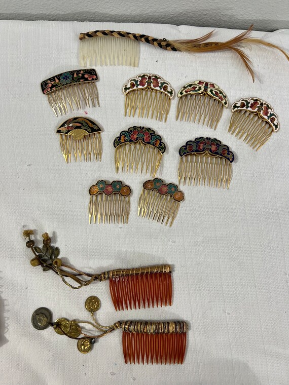 Lot of 12 vintage hair combs - image 1