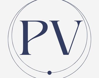 Könnte beinhalten: Ein marineblaues Monogramm-Logo mit den Buchstaben "PV" in einem Kreis mit einem kleineren Kreis darum herum. Ein kleiner marineblauer Punkt befindet sich am unteren Rand des Logos.
