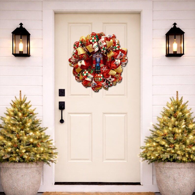 Corona navideña Cascanueces, decoración navideña a cuadros rojos para la puerta, corona para la puerta principal imagen 5