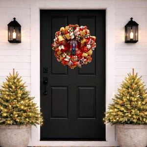 Corona navideña Cascanueces, decoración navideña a cuadros rojos para la puerta, corona para la puerta principal imagen 2