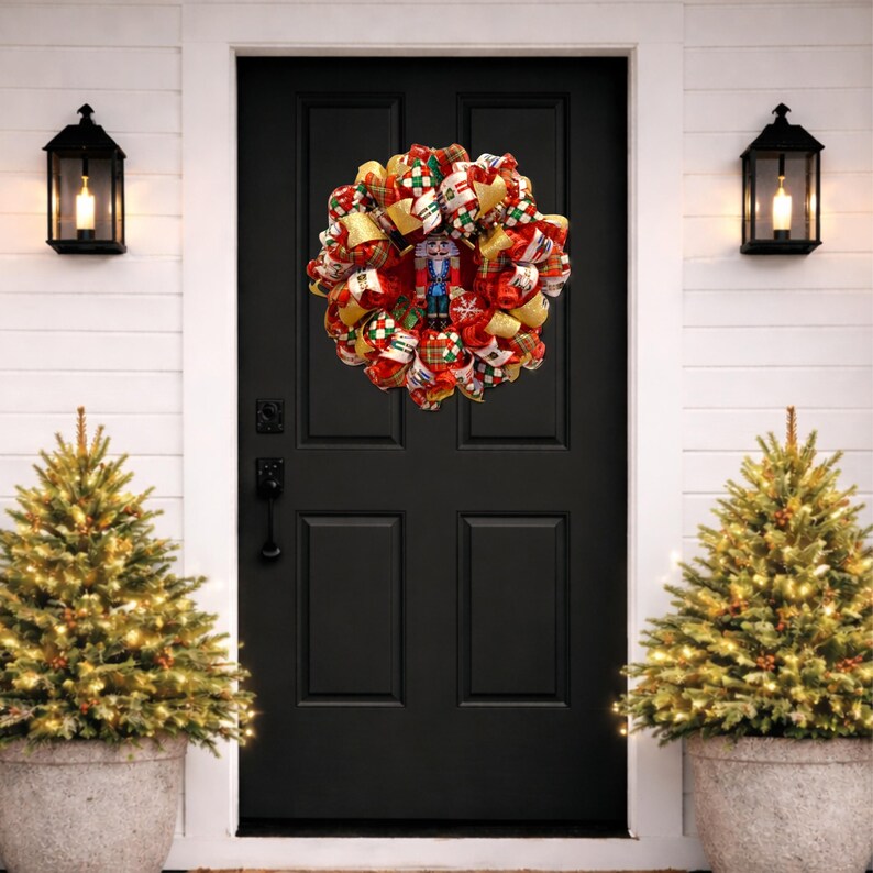 Corona navideña Cascanueces, decoración navideña a cuadros rojos para la puerta, corona para la puerta principal imagen 2