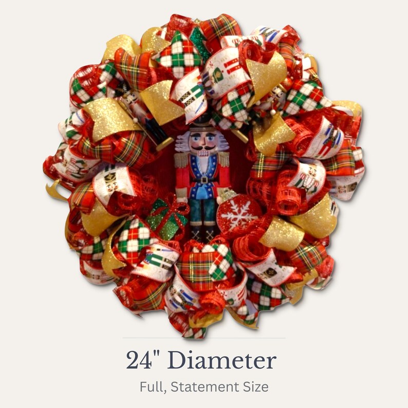 Puede incluir: Una festiva corona navide&ntilde;a, de 61 cm de di&aacute;metro, con una figura central de cascanueces. La corona est&aacute; adornada con cintas rojas, verdes y doradas, y detalles de cuadros escoceses, creando una decoraci&oacute;n navide&ntilde;a completa y llamativa.