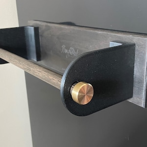 Suporte magnético para toalhas de papel para superfícies metálicas com haste de carvalho do pântano com copos de extremidade de latão roscados Toalha de cozinha Suporte para toalhas de papel