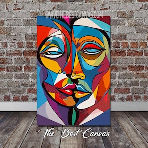 Może przedstawiać: Abstrakcyjny wydruk na płótnie przedstawiający podzieloną twarz w żywych kolorach. Grafika wykorzystuje odważne linie i geometryczne kształty, aby stworzyć uderzający efekt wizualny. Paleta kolorów obejmuje czerwień, błękit, żółty i pomarańczowy. Płótno jest eksponowane na tle ceglanej ściany.