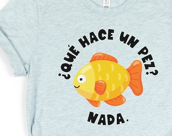 Qué hace un pez Nada Tee Spanish Teacher Shirt Bilingual Teacher Dual Language Instruction Teacher Tee