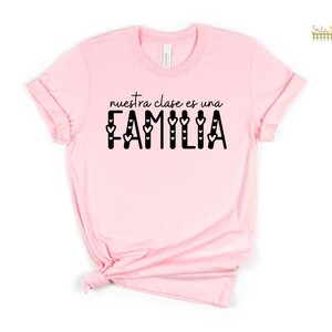 Nuestra Clase es una Familia Hearts Spanish Tee Back to School T Shirts for Spanish Teachers Dual Language Instruction Bilingual Tee Pink