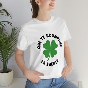 Que te acompañe la suerte Tee Chemise de professeur d'espagnol Professeur bilingue T-shirt de professeur d'enseignement en double langue March St. Patrick's Day image 2