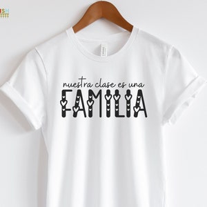 Nuestra Clase es una Familia Hearts Spanish Tee Back to School T Shirts for Spanish Teachers Dual Language Instruction Bilingual Tee White