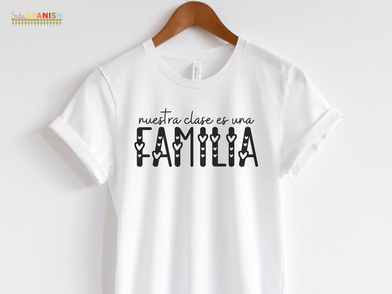 Nuestra Clase es una Familia Hearts Spanish Tee Back to School T Shirts for Spanish Teachers Dual Language Instruction Bilingual Tee White