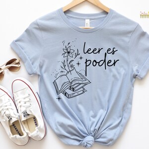 Leer es poder Spanish Teacher Bilingual Teacher Dual Language Teacher T Shirt Libros Book Tshirt Light Blue