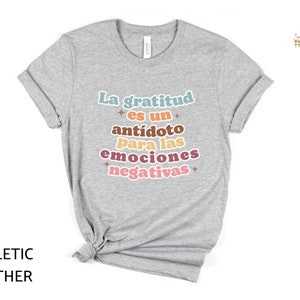 La gratitud es un antídoto para las emociones negativas Thanksgiving Gratitude Fall Shirt Bilingual Dual Language Instruction Teacher TShirt image 2