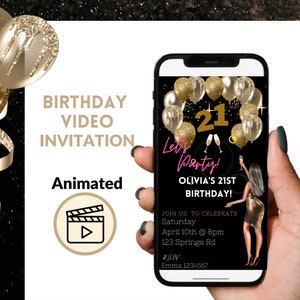 Puede incluir: Una invitación de cumpleaños digital con fondo negro y detalles de purpurina dorada. La invitación presenta una pantalla de teléfono con una mujer sosteniendo una copa de champán y globos con el número 21. El texto de la invitación dice "Let's Party! Olivia's 21st Birthday!" e incluye detalles del evento, como la fecha, la hora y la ubicación. La invitación también incluye el texto "RSVP Emma 1234567".