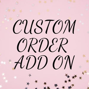 Puede incluir: Fondo rosa con estrellas de purpurina doradas y plateadas esparcidas por la superficie. El texto "CUSTOM ORDER ADD ON" está escrito en letra cursiva negra.