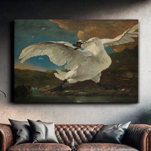 Può includere: Un dipinto che raffigura un cigno bianco con le ali spiegate, in piedi in un bacino d'acqua poco profondo. Il cigno è rivolto verso il lato sinistro del dipinto e la sua testa è girata verso destra. Lo sfondo è un paesaggio con un cielo blu e alcuni alberi.