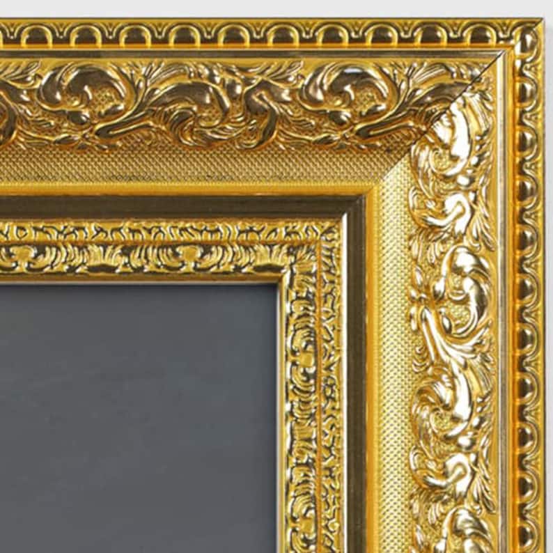Puede incluir: Un marco de imagen dorado con un dise&ntilde;o ornamentado. El marco tiene un borde elevado y una superficie texturizada.