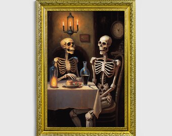 Op de afbeelding: Een schilderij van twee skeletten die aan een tafel zitten met een fles wijn en een bord eten. De skeletten zijn bedekt met een wit tafelkleed en er staan kaarsen op tafel. Het schilderij is ingelijst in een gouden lijst.