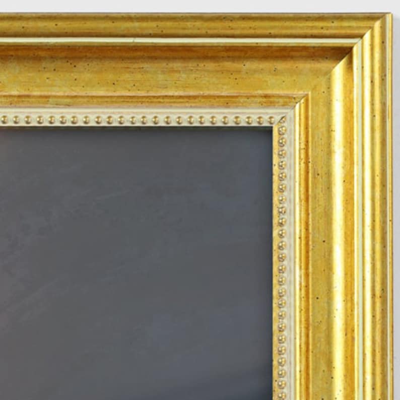 Puede incluir: Un marco de imagen dorado con un borde interior blanco y un borde de cuentas. El marco tiene un acabado desgastado y una textura sutilmente moteada.