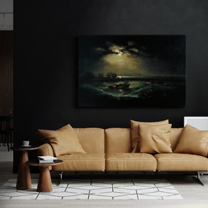 K&ouml;nnte beinhalten: Ein braunes Ledersofa mit drei Kissen steht in einem modernen Wohnzimmer mit einer dunkelgrauen Wand. &Uuml;ber dem Sofa h&auml;ngt ein Gem&auml;lde einer st&uuml;rmischen Meereslandschaft. Eine hohe Kaktuspflanze in einem goldenen Topf steht rechts im Bild.