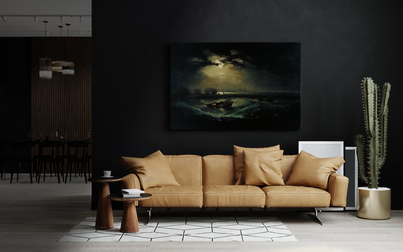 K&ouml;nnte beinhalten: Ein braunes Ledersofa mit drei Kissen steht in einem modernen Wohnzimmer mit einer dunkelgrauen Wand. &Uuml;ber dem Sofa h&auml;ngt ein Gem&auml;lde einer st&uuml;rmischen Meereslandschaft. Eine hohe Kaktuspflanze in einem goldenen Topf steht rechts im Bild.