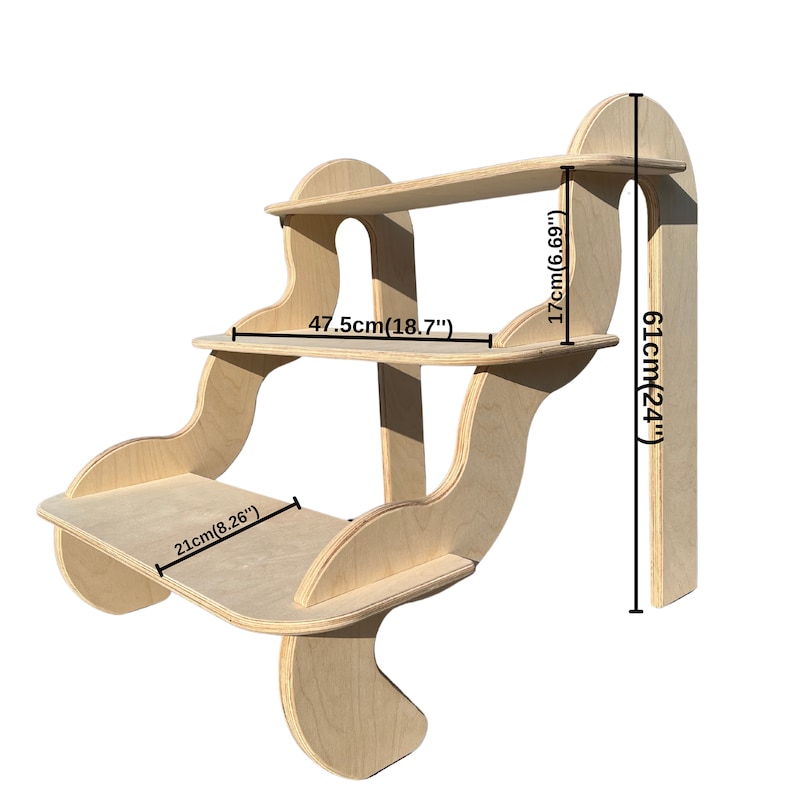 May include: A three-tiered wooden shelf unit with curved edges and a unique design. The shelf is 61 cm tall, 47.5 cm wide, and the bottom shelf is 21 cm deep.