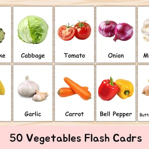 Op de afbeelding: Flashcards met verschillende groenten, waaronder artisjok, kool, tomaat, ui, paddenstoel, maïs, knoflook, wortel, paprika en butternut squash. De kaarten hebben de namen van de groenten onder elke afbeelding afgedrukt. De tekst "50 Vegetables Flash Cards" staat onderaan.