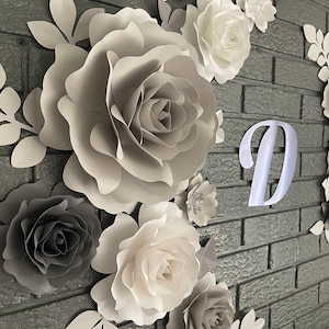 MONOCHROMATIQUE - Fleurs en papier blanc et gris - Ensemble de fleurs et feuilles en papier - Décoration murale fleurs en papier - Noir et blanc - décor de fête