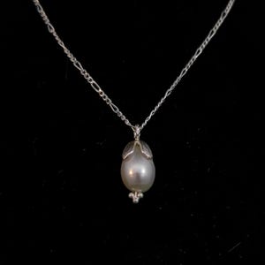 ヴィンテージ風のパールスノードロップネックレス。手作りのスターリングシルバージュエリー。花のモチーフは結婚式や婚約に最適です。