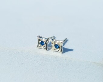 Pequeños pendientes de plata de ley con piedra de nacimiento. Joyas minimalistas de plata de ley con piedra de nacimiento, clásicas y atemporales para el día a día.