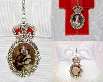 Broche ordre de la famille royale. Souvenirs royaux, présentoir à collectionner.