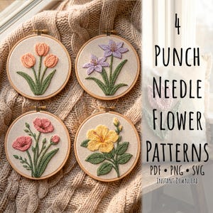 Può includere: Quattro modelli floreali ricamati in cerchi di legno. I disegni includono tulipani, gigli, papaveri e un ibisco. Il testo recita "4 Punch Needle Flower Patterns" con formati di file PDF, PNG e SVG disponibili per il download immediato.