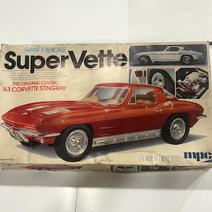 Puede incluir: Caja de modelo vintage para un Corvette Stingray '63 rojo. La caja presenta una imagen del coche y el texto "Super Vette" y "Giant 1/16 Scale". La caja está ligeramente desgastada.