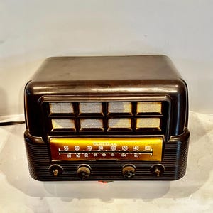 Truetone Superheterodyne AM tube radio, ca. 1948