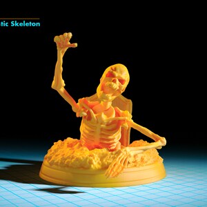Könnte beinhalten: Eine gelbe Plastik-Skelettfigur, die aus einem Erdhaufen aufsteigt, mit dem Text "Rising Dead The Hauntingly Realistic Skeleton" darüber.
