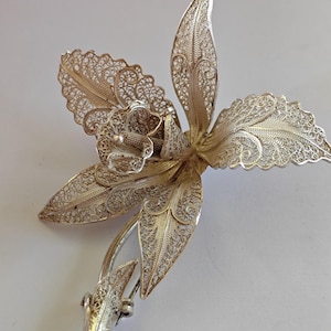 Beautiful sterling silver filigree flower brooch.