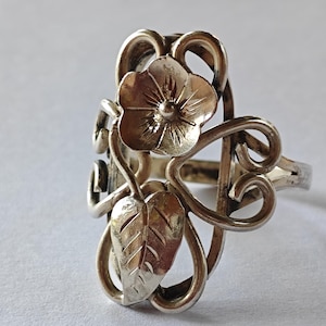 Vintage sterling silver flowers ring.