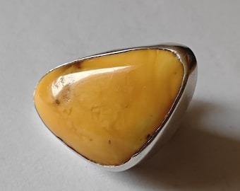 Beautiful sterling silver ring with amber.