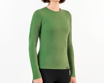 Può includere: Una maglietta verde a maniche lunghe con collo rotondo.