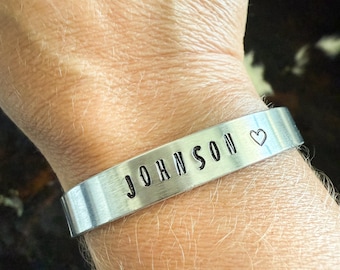 Pulsera de aluminio personalizada con sello manual: joyería con nombre personalizado