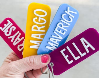 Llavero acrílico personalizado con nombre, etiqueta para mochila y lonchera.